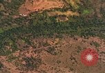 Standbild Viet Cong Hütten bombardiert Vietnam, 1965, aus Sekunde 7 historischem Filmmaterial Videoclip 65675054885
