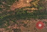 Standbild Viet Cong Hütten bombardiert Vietnam, 1965, aus Sekunde 8 historischem Filmmaterial Videoclip 65675054885
