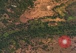 Standbild Viet Cong Hütten bombardiert Vietnam, 1965, aus Sekunde 9 historischem Filmmaterial Videoclip 65675054885