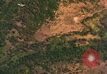 Standbild Viet Cong Hütten bombardiert Vietnam, 1965, aus Sekunde 10 historischem Filmmaterial Videoclip 65675054885