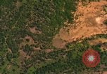 Standbild Viet Cong Hütten bombardiert Vietnam, 1965, aus Sekunde 16 historischem Filmmaterial Videoclip 65675054885