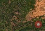 Standbild Viet Cong Hütten bombardiert Vietnam, 1965, aus Sekunde 18 historischem Filmmaterial Videoclip 65675054885