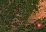 Standbild Viet Cong Hütten bombardiert Vietnam, 1965, aus Sekunde 21 historischem Filmmaterial Videoclip 65675054885