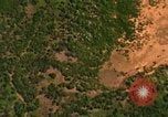 Standbild Viet Cong Hütten bombardiert Vietnam, 1965, aus Sekunde 22 historischem Filmmaterial Videoclip 65675054885
