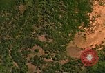 Standbild Viet Cong Hütten bombardiert Vietnam, 1965, aus Sekunde 23 historischem Filmmaterial Videoclip 65675054885