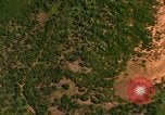 Standbild Viet Cong Hütten bombardiert Vietnam, 1965, aus Sekunde 24 historischem Filmmaterial Videoclip 65675054885