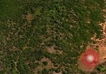 Standbild Viet Cong Hütten bombardiert Vietnam, 1965, aus Sekunde 25 historischem Filmmaterial Videoclip 65675054885