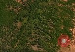 Standbild Viet Cong Hütten bombardiert Vietnam, 1965, aus Sekunde 26 historischem Filmmaterial Videoclip 65675054885