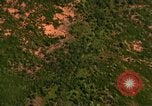 Standbild Viet Cong Hütten bombardiert Vietnam, 1965, aus Sekunde 28 historischem Filmmaterial Videoclip 65675054885