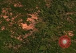 Standbild Viet Cong Hütten bombardiert Vietnam, 1965, aus Sekunde 29 historischem Filmmaterial Videoclip 65675054885