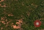 Standbild Viet Cong Hütten bombardiert Vietnam, 1965, aus Sekunde 30 historischem Filmmaterial Videoclip 65675054885