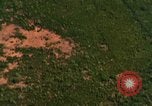 Standbild Viet Cong Hütten bombardiert Vietnam, 1965, aus Sekunde 31 historischem Filmmaterial Videoclip 65675054885