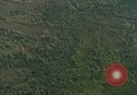 Standbild Viet Cong Hütten bombardiert Vietnam, 1965, aus Sekunde 34 historischem Filmmaterial Videoclip 65675054885