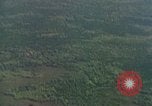 Standbild Viet Cong Hütten bombardiert Vietnam, 1965, aus Sekunde 35 historischem Filmmaterial Videoclip 65675054885