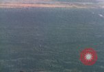 Standbild Viet Cong Hütten bombardiert Vietnam, 1965, aus Sekunde 36 historischem Filmmaterial Videoclip 65675054885