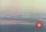 Standbild Viet Cong Hütten bombardiert Vietnam, 1965, aus Sekunde 37 historischem Filmmaterial Videoclip 65675054885