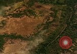 Standbild Viet Cong Hütten bombardiert Vietnam, 1965, aus Sekunde 48 historischem Filmmaterial Videoclip 65675054885