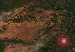 Standbild Viet Cong Hütten bombardiert Vietnam, 1965, aus Sekunde 49 historischem Filmmaterial Videoclip 65675054885