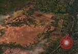 Standbild Viet Cong Hütten bombardiert Vietnam, 1965, aus Sekunde 50 historischem Filmmaterial Videoclip 65675054885