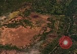 Standbild Viet Cong Hütten bombardiert Vietnam, 1965, aus Sekunde 51 historischem Filmmaterial Videoclip 65675054885