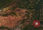 Standbild Viet Cong Hütten bombardiert Vietnam, 1965, aus Sekunde 52 historischem Filmmaterial Videoclip 65675054885