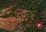 Standbild Viet Cong Hütten bombardiert Vietnam, 1965, aus Sekunde 53 historischem Filmmaterial Videoclip 65675054885