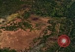 Standbild Viet Cong Hütten bombardiert Vietnam, 1965, aus Sekunde 55 historischem Filmmaterial Videoclip 65675054885