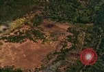 Standbild Viet Cong Hütten bombardiert Vietnam, 1965, aus Sekunde 56 historischem Filmmaterial Videoclip 65675054885