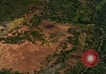 Standbild Viet Cong Hütten bombardiert Vietnam, 1965, aus Sekunde 57 historischem Filmmaterial Videoclip 65675054885