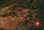 Standbild Viet Cong Hütten bombardiert Vietnam, 1965, aus Sekunde 58 historischem Filmmaterial Videoclip 65675054885