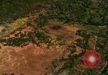 Standbild Viet Cong Hütten bombardiert Vietnam, 1965, aus Sekunde 61 historischem Filmmaterial Videoclip 65675054885