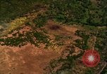 Standbild Viet Cong Hütten bombardiert Vietnam, 1965, aus Sekunde 62 historischem Filmmaterial Videoclip 65675054885