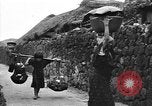 Immagine di Evacuazione dei civili Okinawa isole Ryukyu, 1945, secondo 17 filmato di repertorio 65675054927
