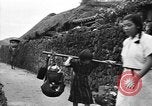 Immagine di Evacuazione dei civili Okinawa isole Ryukyu, 1945, secondo 19 filmato di repertorio 65675054927