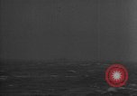 Image Typhon hits American Navy 3e flotte Océan Pacifique, 1945, de la seconde 10 séquences d'archives historiques vidéo 65675054937