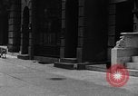 Standbild Hund machen Besorgungen New York City USA, 1929, aus Sekunde 19 historischem Filmmaterial Videoclip 65675054947