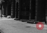 Standbild Hund machen Besorgungen New York City USA, 1929, aus Sekunde 20 historischem Filmmaterial Videoclip 65675054947