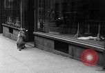 Standbild Hund machen Besorgungen New York City USA, 1929, aus Sekunde 25 historischem Filmmaterial Videoclip 65675054947