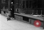 Standbild Hund machen Besorgungen New York City USA, 1929, aus Sekunde 27 historischem Filmmaterial Videoclip 65675054947