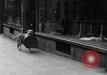 Standbild Hund machen Besorgungen New York City USA, 1929, aus Sekunde 38 historischem Filmmaterial Videoclip 65675054947