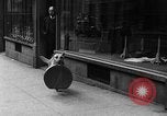 Standbild Hund machen Besorgungen New York City USA, 1929, aus Sekunde 39 historischem Filmmaterial Videoclip 65675054947