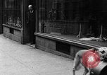 Standbild Hund machen Besorgungen New York City USA, 1929, aus Sekunde 41 historischem Filmmaterial Videoclip 65675054947