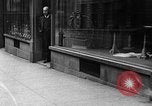 Standbild Hund machen Besorgungen New York City USA, 1929, aus Sekunde 42 historischem Filmmaterial Videoclip 65675054947