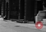 Standbild Hund machen Besorgungen New York City USA, 1929, aus Sekunde 44 historischem Filmmaterial Videoclip 65675054947