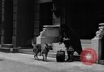 Standbild Hund machen Besorgungen New York City USA, 1929, aus Sekunde 50 historischem Filmmaterial Videoclip 65675054947