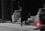 Standbild Hund machen Besorgungen New York City USA, 1929, aus Sekunde 58 historischem Filmmaterial Videoclip 65675054947