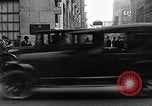 Standbild Hund machen Besorgungen New York City USA, 1929, aus Sekunde 60 historischem Filmmaterial Videoclip 65675054947