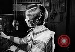 Immagine di Ragazza dirigere i treni Chicago Illinois USA, 1929, secondo 4 filmato di repertorio 65675054954