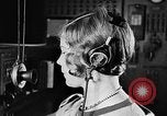 Immagine di Ragazza dirigere i treni Chicago Illinois USA, 1929, secondo 52 filmato di repertorio 65675054954