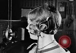 Immagine di Ragazza dirigere i treni Chicago Illinois USA, 1929, secondo 53 filmato di repertorio 65675054954